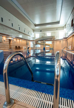 Rundvisning på spelarhotellet. Spelarhotell, hotell. Pool