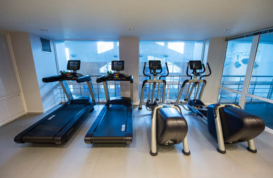 Rundvisning på spelarhotellet. Spelarhotell, hotell. Gym