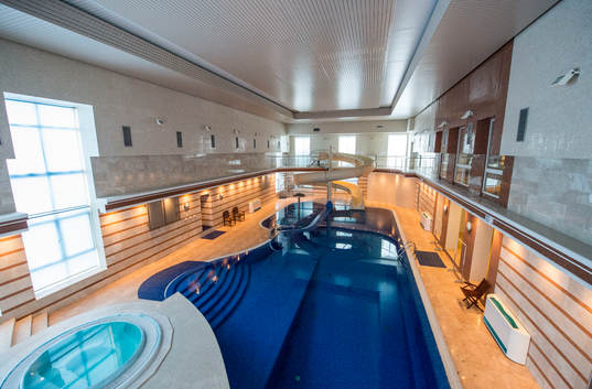 Rundvisning på spelarhotellet. Spelarhotell, hotell. Pool