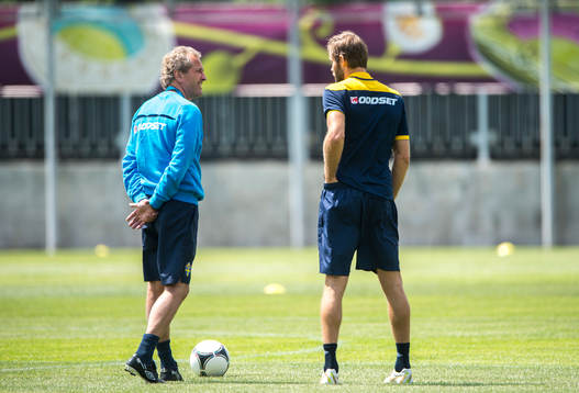 Erik Hamrén, förbundskapten och Olof Mellberg har ett