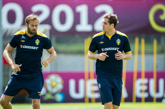 Olof Mellberg och Johan Elmander värmer upp