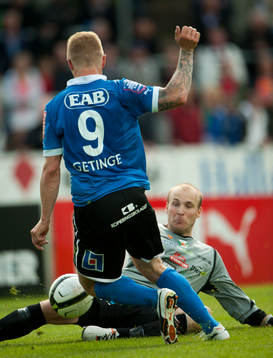 Peter Dahlin, målvakt, Varberg, fäller ner  Gudjón