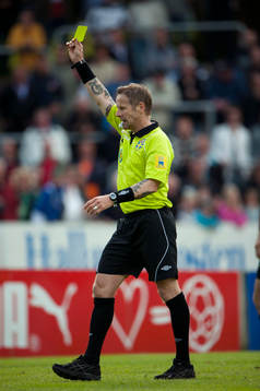 Peter Dahlin, målvakt, Varberg, får gul kort, Lars