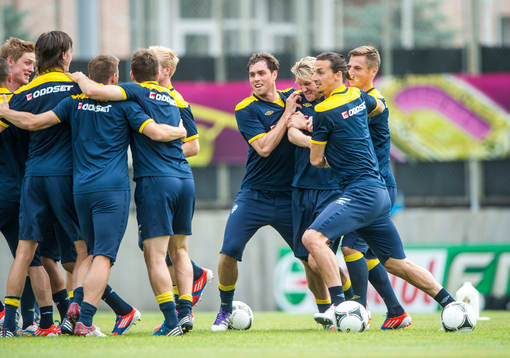 Skoj och lek blandat med uppvärmning. Johan Elmander och