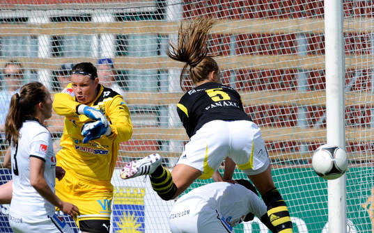 Jennie Nordin, AIK är nära att göra mål bakom Caroline