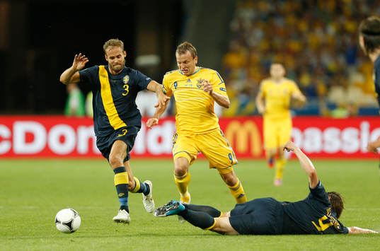Oleh Gusev, Ukraina tacklas av Kim Källström, Sverige.
