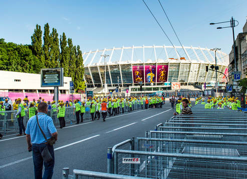 Vakter och funktionärer utanför arenan i Kiev,