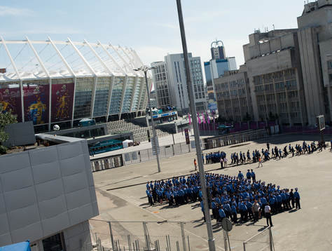 Polisen övar utanför Olympiastadion i Kiev