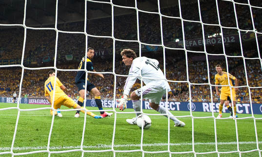 Zlatan Ibrahimovic, Sverige, gör 0-1
