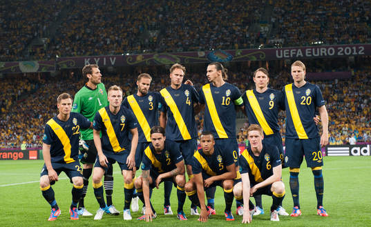 Svenska startelvan: Bakre raden fr v: Andreas Isaksson,