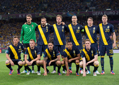 Svenska startelvan: Bakre raden fr v: Andreas Isaksson,