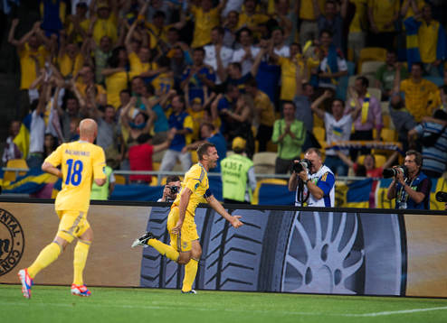 Andriy Shevchenko, Ukraina, gör 1-1, jubel