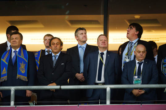 på hedersläktaren Michel Platini, president för UEFA och