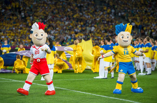 Invigningscermoni av premiärmatchen i Kiev. EM Maskot