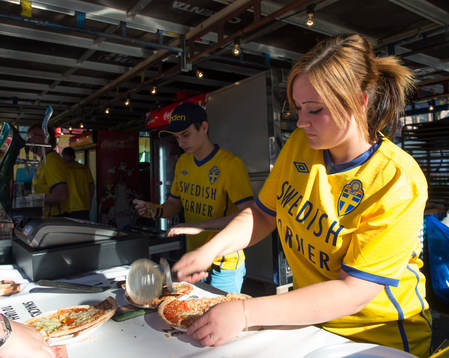 Swedish Corner i Fanzone, servering