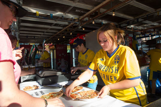 Swedish Corner i Fanzone, servering, pizza