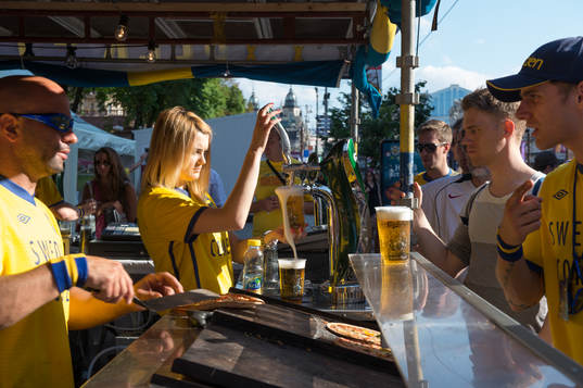 Swedish Corner i Fanzone, öl, servering, pizza