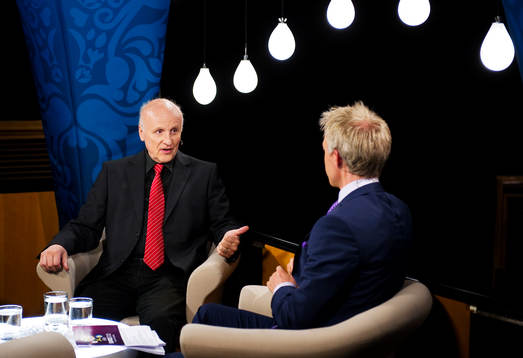 Arne Hegerfors och André Pops, programledare, i SVT:s