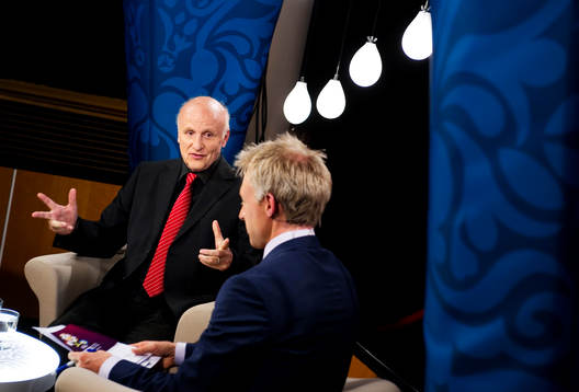 Arne Hegerfors och André Pops, programledare, i SVT:s