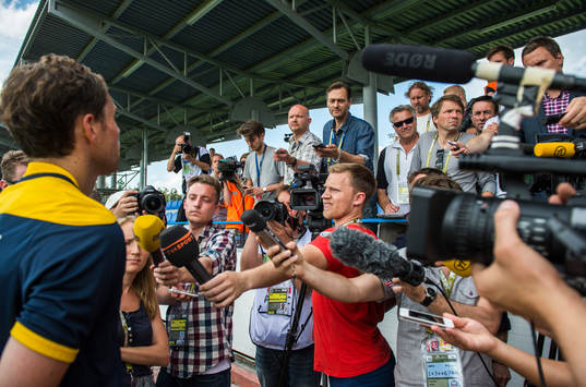 Johan Elmander pratar med media