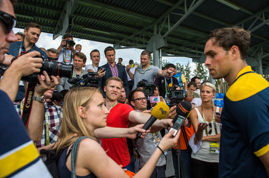 Johan Elmander pratar med media