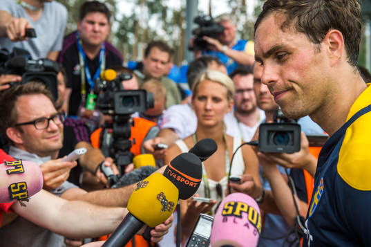 Johan Elmander pratar med media