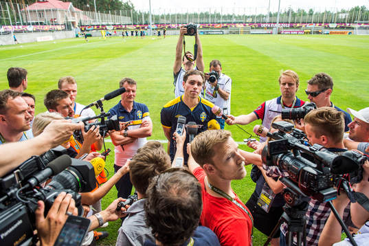 Johan Elmander pratar med media