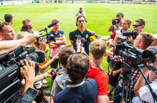 Johan Elmander pratar med media