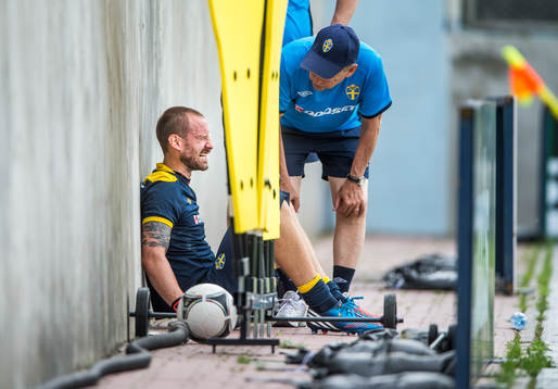 Johan Wiland, målvakt fick lite ont av en boll, smärta