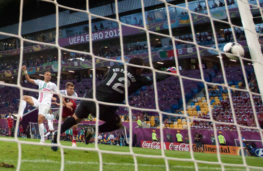 Nicklas Bendtner, Danmark, gör 2-2 bakom Rui Patricio,