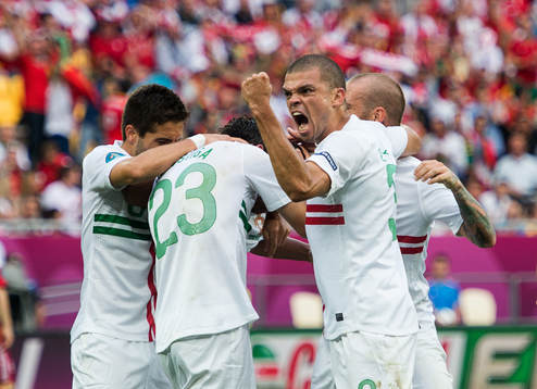Helger Postiga gör 0-2 för Portugal, jubel Pepe