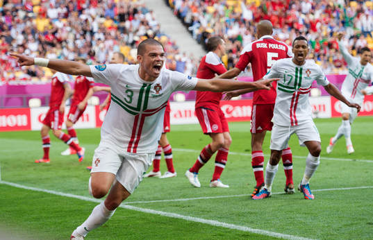 Pepe gör 0-1 för Portugal, jubel