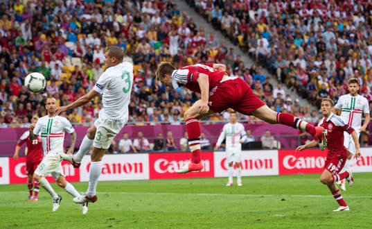 Nicklas Bendtner, Danmark, gör 2-2