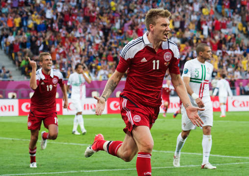 Nicklas Bendtner, Danmark, gör 2-2, jubel