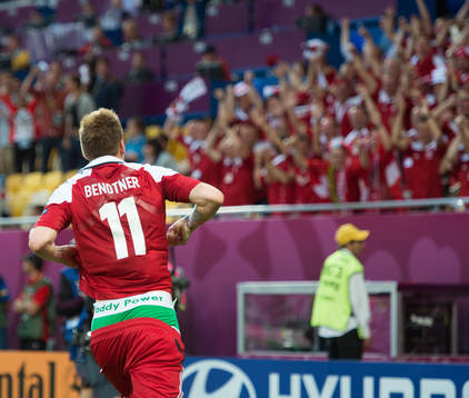 Nicklas Bendtner, Danmark, gör 2-2, jubel