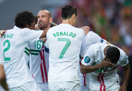 Nani får en smäll i samband med firandet av Pepes 0-1 mål