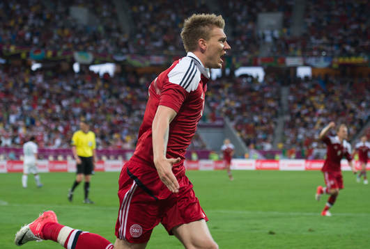 Nicklas Bendtner, Danmark, gör 2-2, jubel