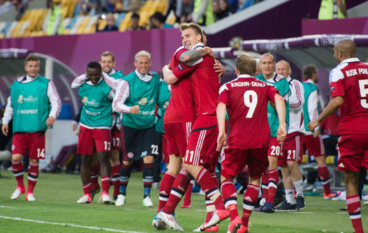 Nicklas Bendtner, Danmark, gör 2-2, jubel