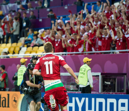 Nicklas Bendtner, Danmark, gör 2-2, jubel