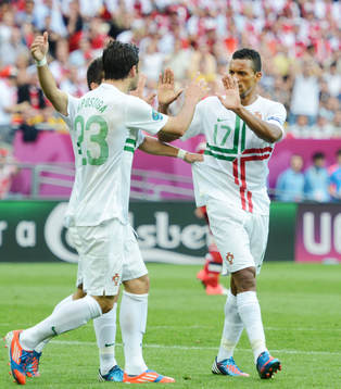 Nani gratulerar Helder Postiga, Portugal, till 0-2