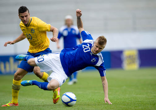 Mikael Ishak, Sverige, får Petteri Pennanen, Finland
