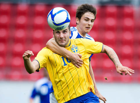 Mikael Ishak, Sverige, blir tagen hårt