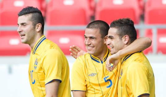 2-0 Mervan Celik, Sverige, grattas av 2-målsskytten Mikael