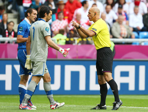 Howard Webb, domare, tar ett snack med Giorgio Chiellini