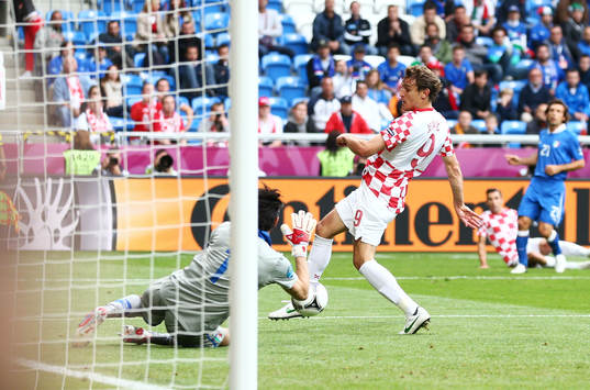 Nikica Jelavic', Kroatien skjuter men Gianluigi Buffon,