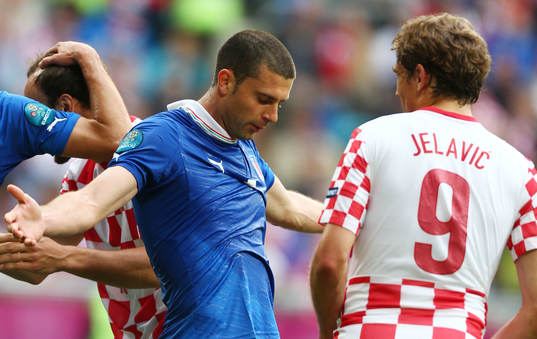 Thiago Motta, Italien och Nikica Jelavic, Kroatien, ryker