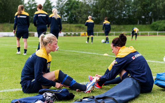 Sofia Jakobsson, Lotta Schelin, Sverige, tar på sig skorna