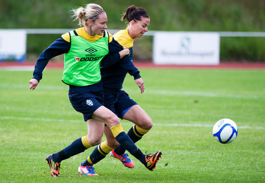Stina Segerström, Lotta Schelin, Sverige