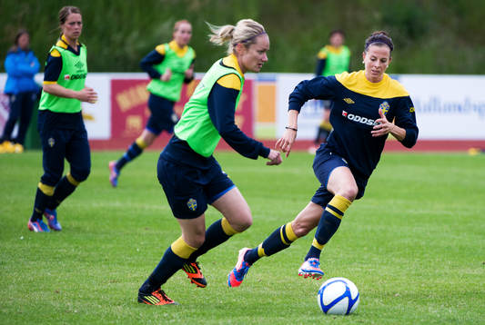 Stina Segerström, Lotta Schelin, Sverige