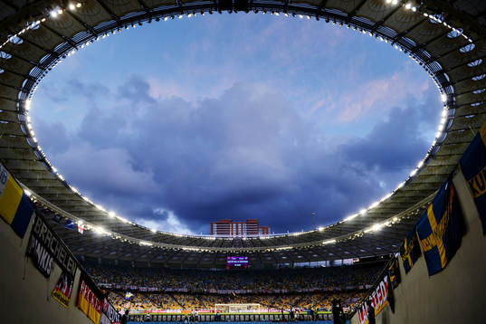 Olympiastadion i Kiev, interiör. Mörka moln på himlen